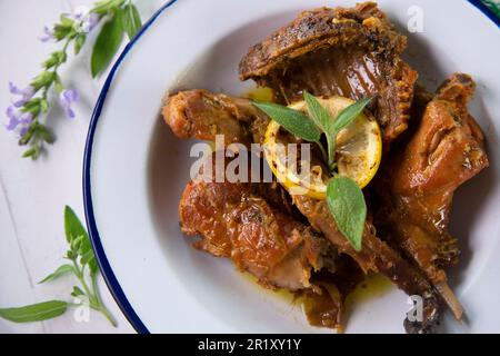 Lapin frit cuit avec une sauce au citron et à la sauge Banque D'Images