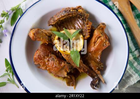 Lapin frit cuit avec une sauce au citron et à la sauge Banque D'Images