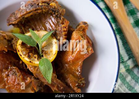 Lapin frit cuit avec une sauce au citron et à la sauge Banque D'Images