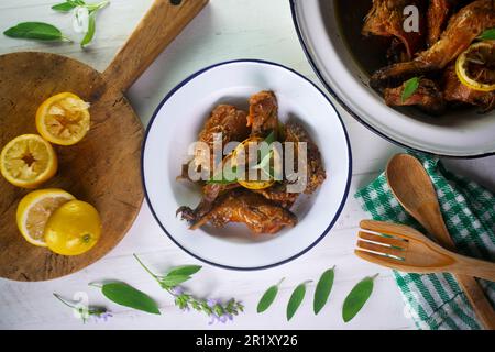 Lapin frit cuit avec une sauce au citron et à la sauge Banque D'Images