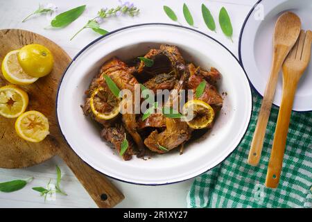 Lapin frit cuit avec une sauce au citron et à la sauge Banque D'Images