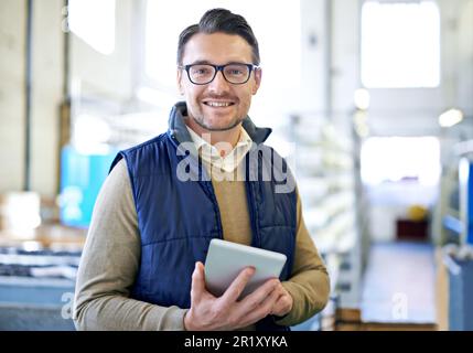 Organisé et efficace. un homme travaillant dans un grand entrepôt. Banque D'Images