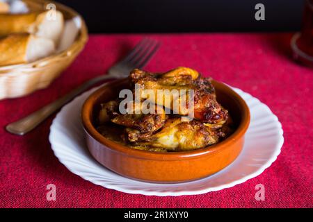 Frit ailes de poulet tapa. Recette traditionnelle en espagne. Banque D'Images