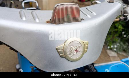 Bordeaux , Aquitaine France - 05 09 2023 : Simson Schwalbe GDR logo avant mobylé marque et texte signe sur un scooter antique de l'Allemagne de l'est ddr Banque D'Images