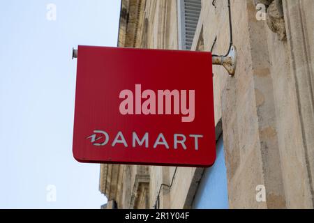 Bordeaux , Aquitaine France - 05 09 2023 : marque de logo Damart et texte enseigne façade mur entrée sur la boutique de vêtements Banque D'Images