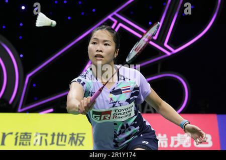 Suzhou, province chinoise du Jiangsu. 16th mai 2023. Ratchanok Intanon, de Thaïlande, participe au match des femmes célibataires contre l'homme Shan Michelle Li, du Canada, lors du match du groupe B entre la Thaïlande et le Canada à la BWF Sudirman Cup à Suzhou, dans la province du Jiangsu, dans l'est de la Chine, au 16 mai 2023. Credit: Du Yu/Xinhua/Alay Live News Banque D'Images