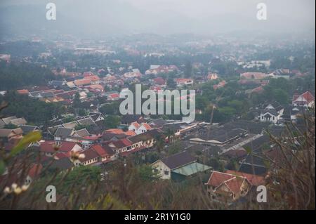 Luang Phra Bang ville vue du point de vue Khao Phu si. Banque D'Images