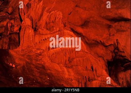 Grotte de Bulak à Safranbolu. Sa longueur est de 6 km et les premiers 400 mètres sont ouverts aux visiteurs. C'est une merveille naturelle avec ses stalagmites, stalactites, Banque D'Images