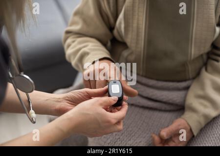 Mesure du niveau d'oxygène et de la fréquence de pouls à l'aide d'un oxymètre de pouls portable - un homme surveille sa santé Banque D'Images