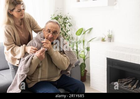 Deux personnes main dans la main. homme âgé et femme de soutien Banque D'Images