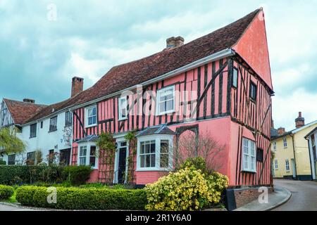 Une des nombreuses propriétés de maison à colombages Crooked dans l'ancien village de Lavenham Suffolk Angleterre Royaume-Uni. Avril 2023 Banque D'Images