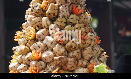 Le ketulat est un plat typiquement indonésien fait de riz, enveloppé dans des feuilles de noix de coco et bouilli dans de l'eau chaude et généralement mangé sur idul fitri Banque D'Images