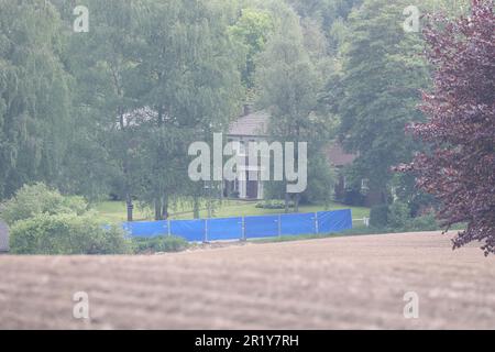 Lasne, Belgique. 16th mai 2023. L'illustration montre un périmètre de sécurité lors de la reconstruction dans le cas du meurtre de la baronne Ullens, mardi 16 mai 2023. La baronne Myriam 'mimi' Ullens de Schooten Whetnall, âgée de 70 ans, a été tuée à l'extérieur de sa maison au chemin du bon-Air à Ohain, Lasne, Brabant wallon, Last 29 mars. Elle était dans une voiture avec son mari qui a été signalé blessé mais a survécu à l'attaque. Steson Nicolas avoua le tir. BELGA PHOTO NICOLAS MATERLINCK crédit: Belga News Agency/Alay Live News Banque D'Images