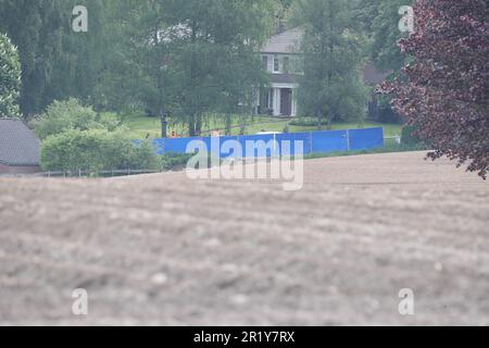 Lasne, Belgique. 16th mai 2023. L'illustration montre un périmètre de sécurité lors de la reconstruction dans le cas du meurtre de la baronne Ullens, mardi 16 mai 2023. La baronne Myriam 'mimi' Ullens de Schooten Whetnall, âgée de 70 ans, a été tuée à l'extérieur de sa maison au chemin du bon-Air à Ohain, Lasne, Brabant wallon, Last 29 mars. Elle était dans une voiture avec son mari qui a été signalé blessé mais a survécu à l'attaque. Steson Nicolas avoua le tir. BELGA PHOTO NICOLAS MATERLINCK crédit: Belga News Agency/Alay Live News Banque D'Images