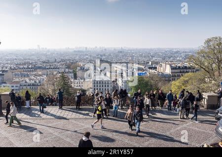 Les touristes du monde entier regardent la vue sur Paris depuis la basilique du Sacré-cœur de Montmartre, Paris, France, lors d'une belle journée de printemps. Banque D'Images