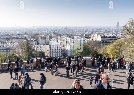 Les touristes du monde entier grimpent les escaliers pour voir la vue sur Paris depuis la basilique du Sacré-cœur de Montmartre, Paris, France. Banque D'Images