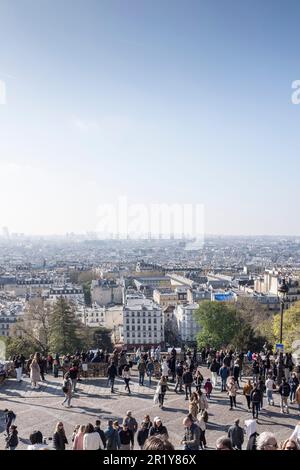 Les touristes du monde entier se rassemblent pour admirer la vue imprenable sur Paris depuis la basilique du Sacré-cœur de Montmartre, Paris, France. Banque D'Images