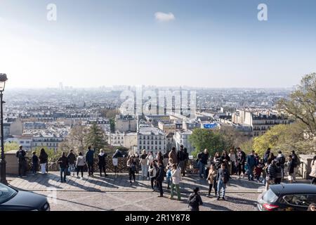 Les touristes du monde entier regardent la vue sur Paris depuis les marches de la basilique du Sacré-cœur à Montmartre, Paris, France. Banque D'Images