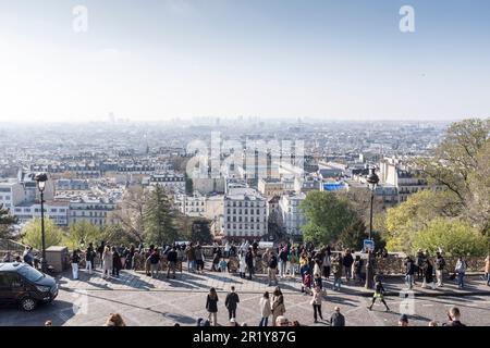 Les touristes du monde entier se réunissent pour admirer la vue sur Paris depuis la basilique du Sacré-cœur de Montmartre, Paris, France. Banque D'Images