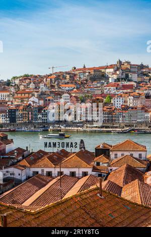 Vue panoramique sur Porto et Gaia avec le fleuve Douro, vue aérienne, mondialement connu pour son bon vin, Porto, Portugal Banque D'Images