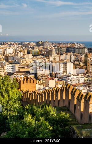 Grande viw de l'Alcazaba d'Almeria, un complexe fortifié dans le sud de l'Espagne, interprétation de la citadelle défensive avec des murs, des tours, des places, des maisons et Banque D'Images