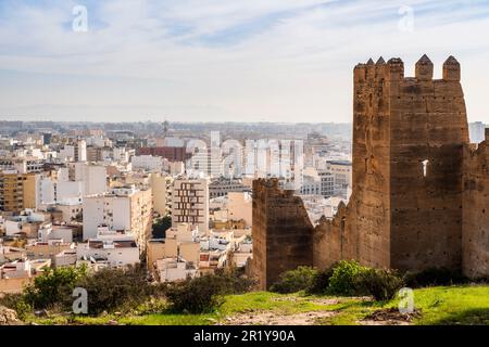 Grande vue sur l'historique Alcabaza de Almería ou le château d'Almeria, un complexe fortifié de construction de la citadelle défensive, à Almeria, Andalousie Banque D'Images