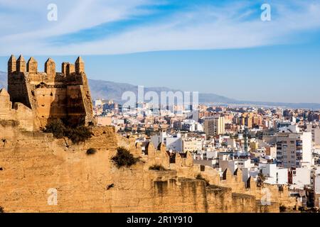 Grande vue sur l'historique Alcabaza de Almería ou le château d'Almeria, un complexe fortifié de construction de la citadelle défensive, à Almeria, Andalousie Banque D'Images