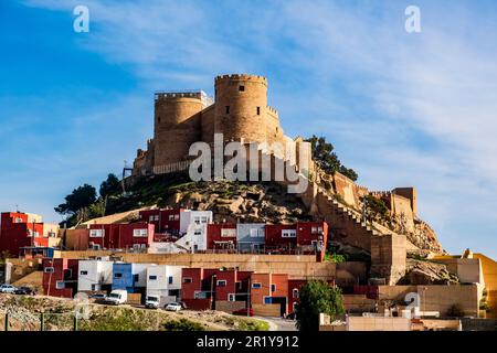 Grande vue sur l'historique Alcabaza de Almería ou le château d'Almeria, un complexe fortifié de construction de la citadelle défensive, à Almeria, Andalousie Banque D'Images