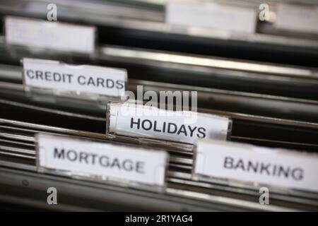 Un classeur rétro avec l'accent sur un onglet d'organisation pour les vacances Banque D'Images