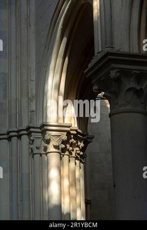 Vezelay. Colonnes éclairées par les rayons du soleil. Basilique Sainte-Marie-Madeleine. Patrimoine mondial de l'UNESCO. Yonne . Bourgogne Franche Comte. France Banque D'Images