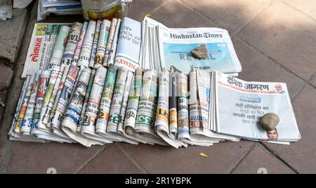 NOUVEAU - DELHI SEPTEMBRE 18 : rangées de journaux et de magazines des médias indiens sur un trottoir à New Delhi, sur 18 septembre. 2022 en Inde Banque D'Images