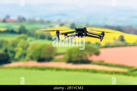 Drone en vol au-dessus des champs et des fermes, Devon, Angleterre Banque D'Images