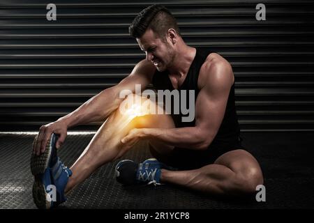 Fitness, douleurs au genou et blessures avec l'homme en salle de gym pour l'inflammation, le muscle et la radiographie. Médical, d'entraînement et d'accident avec le bodybuilder mâle et de blesser la jambe pour Banque D'Images