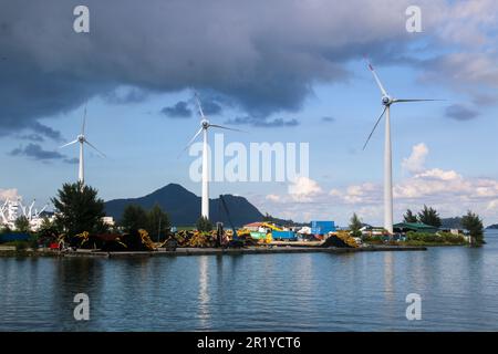 Seychelles, Mahé, le port avec des éoliennes dans le fond Banque D'Images