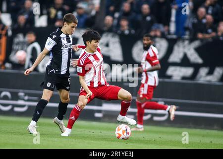 14 mai 2023, Thessalonique, Grèce : le joueur de l'Olympiacos dans le beom Hwang (à droite) et le Giannis Konstanntelias (à gauche) du PAOK se battent pour le ballon lors d'un match de football entre le FC PAOK et le FC Olympiacos. (Credit image: © Giannis Papanikos/ZUMA Press Wire) USAGE ÉDITORIAL SEULEMENT! Non destiné À un usage commercial ! Banque D'Images