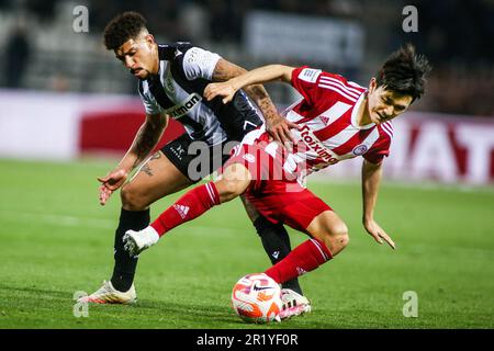 14 mai 2023, Thessalonique, Grèce : le joueur de PAOK Douglas Augusto (à gauche) et le joueur In-beom Hwang (à droite) de l'Olympiacos se battent pour le ballon lors d'un match de football de la SuperLeague grecque entre le PAOK FC et le Olympiacos FC. (Credit image: © Giannis Papanikos/ZUMA Press Wire) USAGE ÉDITORIAL SEULEMENT! Non destiné À un usage commercial ! Banque D'Images