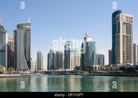 Dubai Marina est un quartier de bord de mer artificiel avec des gratte-ciels, des yachts de luxe, des boulevards et des restaurants, Dubaï, Émirats arabes Unis Banque D'Images