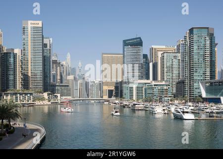 Dubai Marina est un quartier de bord de mer artificiel avec des gratte-ciels, des yachts de luxe, des boulevards et des restaurants, Dubaï, Émirats arabes Unis Banque D'Images