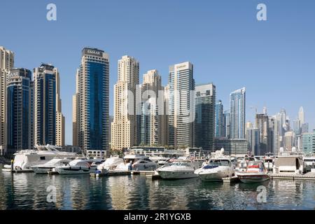 Dubai Marina est un quartier de bord de mer artificiel avec des gratte-ciels, des yachts de luxe, des boulevards et des restaurants, Dubaï, Émirats arabes Unis Banque D'Images