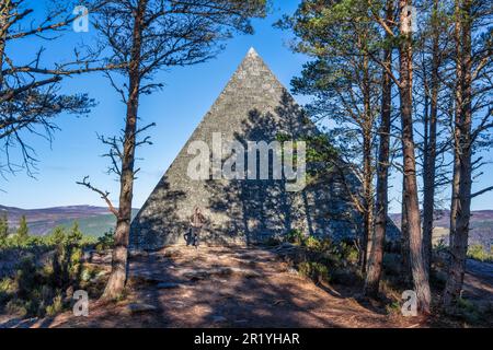 Pyramide du Prince Albert au sommet de Craig an Lurachain sur le domaine Balmoral, Royal Deeside, Aberdeenshire, Écosse, Royaume-Uni Banque D'Images