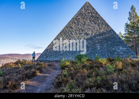 Pyramide du Prince Albert au sommet de Craig an Lurachain sur le domaine Balmoral, Royal Deeside, Aberdeenshire, Écosse, Royaume-Uni Banque D'Images