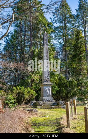 Obélisque érigé par les locataires et les serviteurs en mémoire de la reine Victoria sur le domaine Balmoral sur Royal Deeside à Aberdeenshire, Écosse, Royaume-Uni Banque D'Images