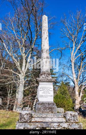 Obélisque érigé par les locataires et les serviteurs en mémoire de la reine Victoria sur le domaine Balmoral sur Royal Deeside à Aberdeenshire, Écosse, Royaume-Uni Banque D'Images