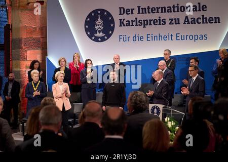 Aix-la-Chapelle, Allemagne. 14 mai 2023. Le président ukrainien Volodymyr Zelenskyy, au centre, est applaudi après avoir reçu le Prix Charlemagne international d'Aix-la-Chapelle lors d'une cérémonie, à 14 mai 2023, à Aix-la-Chapelle, en Allemagne. Zelensky et le peuple d'Ukraine ont reçu le prix pour "se battre pour défendre non seulement la souveraineté de leur pays et la vie de ses citoyens, mais aussi l'Europe et les valeurs européennes". Crédit: Pool photo/Bureau de presse présidentiel ukrainien/Alamy Live News Banque D'Images