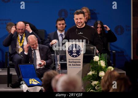 Aix-la-Chapelle, Allemagne. 14 mai 2023. Le président ukrainien Volodymyr Zelenskyy prononce un discours après avoir reçu le Prix Charlemagne international d'Aix-la-Chapelle lors d'une cérémonie, à 14 mai 2023, à Aix-la-Chapelle, en Allemagne. Zelensky et le peuple d'Ukraine ont reçu le prix pour "se battre pour défendre non seulement la souveraineté de leur pays et la vie de ses citoyens, mais aussi l'Europe et les valeurs européennes". Crédit: Pool photo/Bureau de presse présidentiel ukrainien/Alamy Live News Banque D'Images