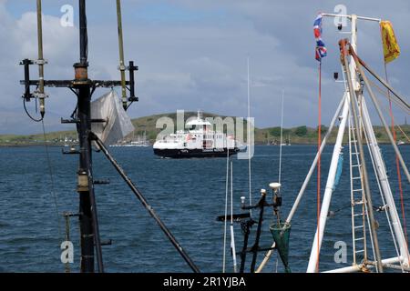 Oban, Écosse, Royaume-Uni. 16th mai 2023. Une ruche d'activité au terminal des ferries avec des passagers qui embarquent des ferries Calmac vers les îles Hebridean et qui débarquent sur le continent. MV Loch Frisa arrivant à Oban, il exploite un service entre Oban et Craigpure sur l'île de Mull. Crédit : Craig Brown/Alay Live News Banque D'Images