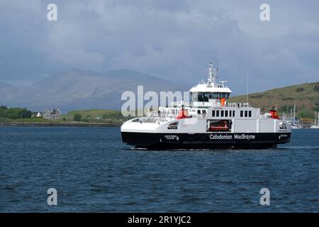 Oban, Écosse, Royaume-Uni. 16th mai 2023. Une ruche d'activité au terminal des ferries avec des passagers qui embarquent des ferries Calmac vers les îles Hebridean et qui débarquent sur le continent. MV Loch Frisa arrivant à Oban, il exploite un service entre Oban et Craigpure sur l'île de Mull. Crédit : Craig Brown/Alay Live News Banque D'Images