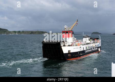 Oban, Écosse, Royaume-Uni. 16th mai 2023. Une ruche d'activité au terminal des ferries avec des passagers qui embarquent des ferries Calmac vers les îles Hebridean et qui débarquent sur le continent. Le ferry MV Loch striven assure un service entre Oban et Lismore. Crédit : Craig Brown/Alay Live News Banque D'Images