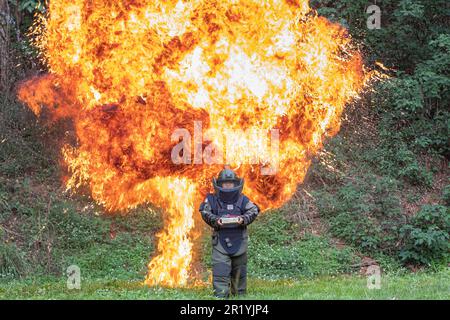 NANNING, CHINE - 16 MAI 2023 - un agent d'élimination des explosifs effectue une formation anti-interférence lors d'une formation professionnelle d'élimination des explosifs o Banque D'Images