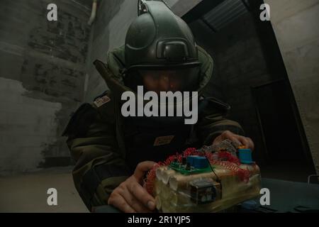 NANNING, CHINE - le 16 MAI 2023 - un agent d'élimination des explosifs dispense une formation pour désamorcer les explosifs au cours d'une formation d'élimination des explosifs pour le peopl Banque D'Images